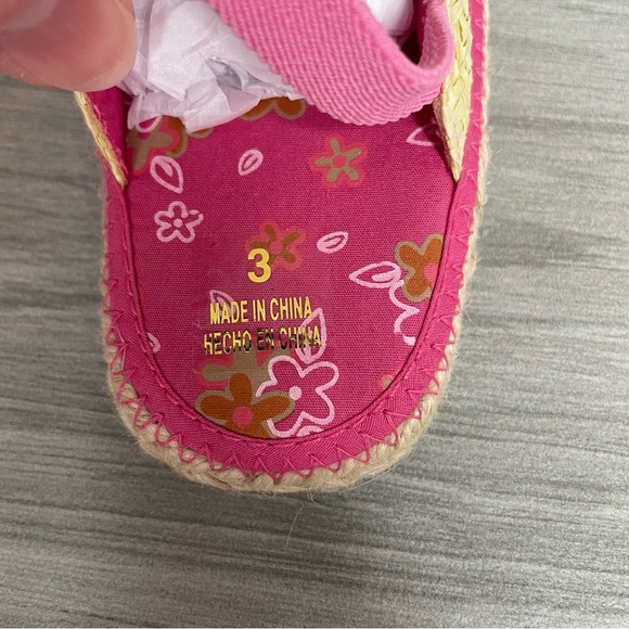❗️GOING SOON❗️NWOT Baby Girl’s Straw Sandals with Flower Appliqués - Size 3 - Picture 4 of 12